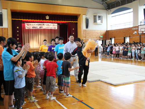 ロンドンオリンピックレスリング代表の長谷川恒平選手を小学生たちが激励