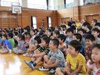 長谷川選手のデモンストレーションに興味津々の子どもたち