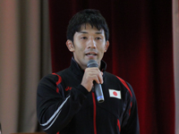 あいさつする長谷川選手