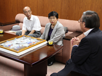 中央：富山美津枝さん、左：平塚2丁目町会の長坂健一会長