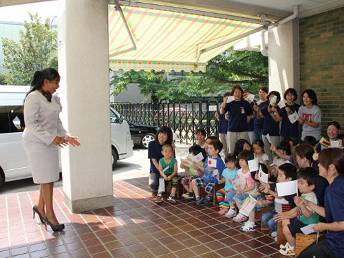 チャンギライ首相夫人を出迎える品川児童学園の子どもたち