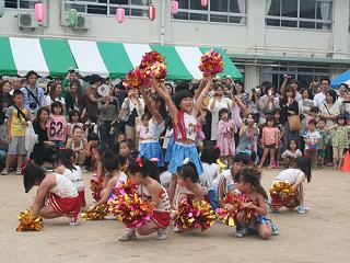 ダンスクラブの子どもたちによるチアダンス