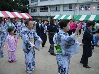 盆踊りで踊る人々1