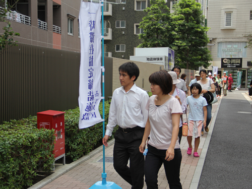 避難者役になってマンションへ戻る参加者1