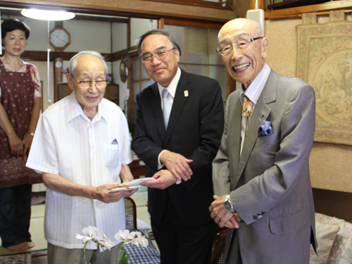 100歳を迎えた中村さんに長寿のお祝い