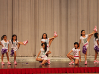 ヒップホップダンスを踊る子どもたち