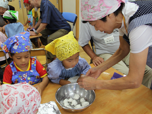 祖父母と園児がお団子作りに挑戦1