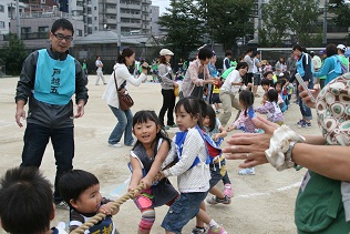 小さいお子さんによる綱引き競技