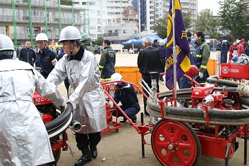 準備を行うミニポンプ隊・区民消火隊・消防団