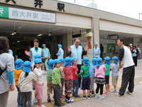 お散歩途中の西大井保育園の園児たち