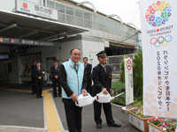 東急旗の台駅の柴田駅長と一緒にプランターの水遣り