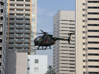 ヘリコプターに乗る山田副区長