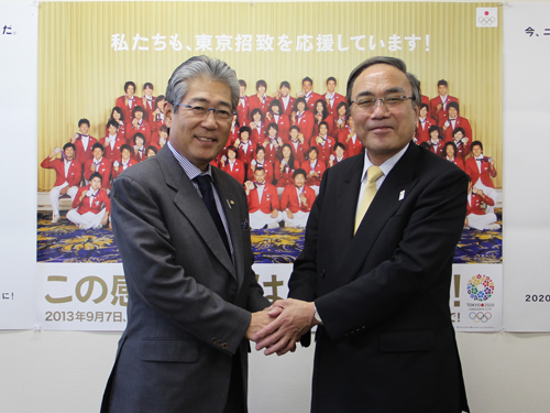 日本オリンピック委員会（ＪＯＣ）竹田会長と握手を交わす濱野区長