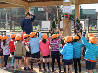 二葉幼稚園　クリスマスリースの飾り付け