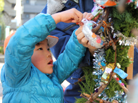 二葉幼稚園　クリスマスリースの飾り付け