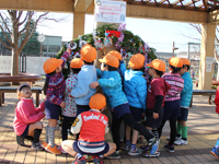 二葉幼稚園　クリスマスリースの飾り付け