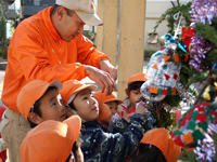 二葉幼稚園　クリスマスリースの飾り付け