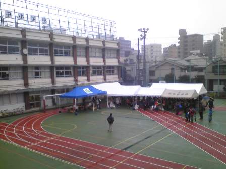 会場：山中小学校