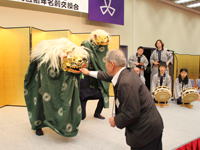 親子獅子舞におひねりを渡す