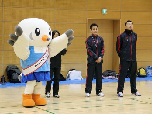 左から、ゆりーと、豊田選手、永島選手