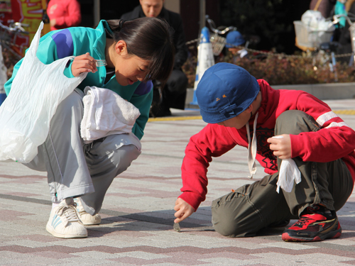 荏原六中グループの3校が合同でガムはがし1