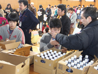 源氏前小学校　体育館で水などを配付