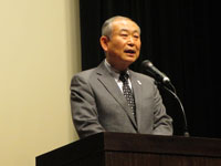 CSR講演会で挨拶する本間副区長