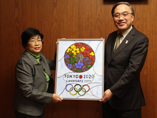東京オリンピック・パラリンピック招致ロゴをイメージしたステンドグラス寄贈