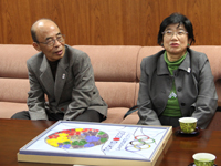 右：富山美津枝さん、左：平塚2丁目町会の長坂健一会長