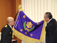 表彰旗を見る杉山団長と濱野区長