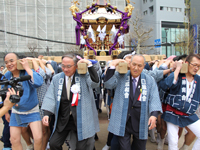 近隣町会の皆さんによる、みこし渡御