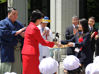 児童福祉週間標語の最優秀賞表彰式