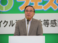 あいさつする濱野区長