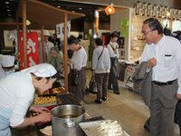中小企業センターまつりを見て回る濱野区長