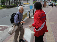 「消費者の日」　大井町駅前での街頭啓発