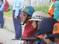 訓練の様子を視察する濱野区長