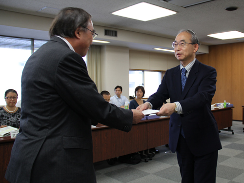 第1回品川区長期基本計画改訂委員会で青山委員長に諮問文を手交する濱野区長