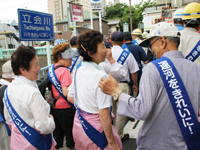 地元町会も参加した沿道清掃