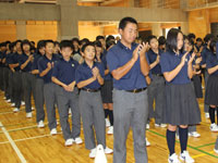 アリーナで歓迎する品川学園の生徒たち