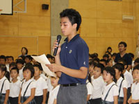歓迎のあいさつをする9年生で生徒会長の中村さん