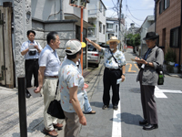 6月30日に行われた体験型まち歩きワークショップの様子1