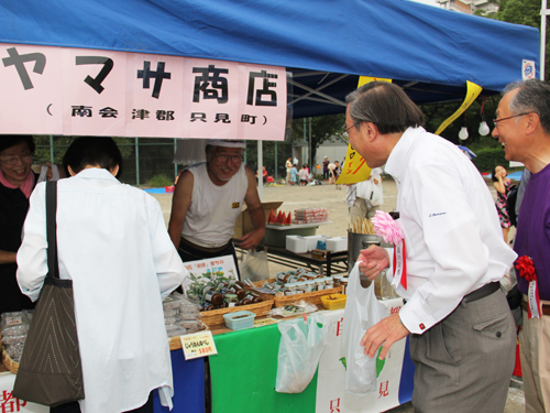 福島物産コーナーを激励する区長