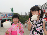 わたがしを食べる女の子