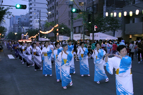 盆踊りの列