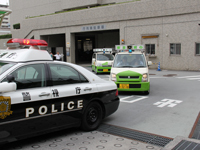 パトカーに先導され、いざ出発!