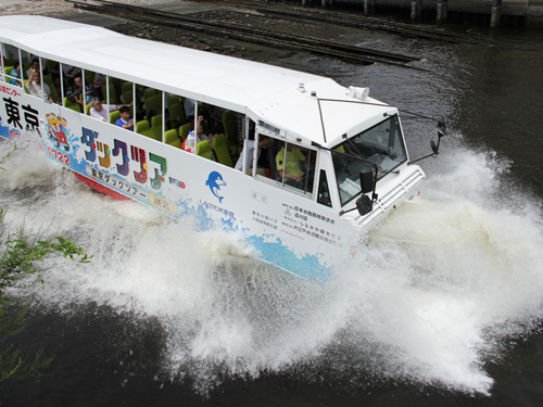東京湾に着水する水陸両用バス1