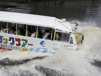 東京湾に着水する水陸両用バス2