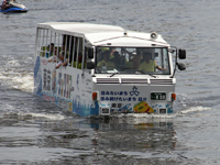東京湾を遊覧する水陸両用バス