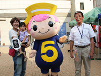 とごっちょ生みの親である大蔵さん(左)ととごっちょを挟んで新宅町会長(右)