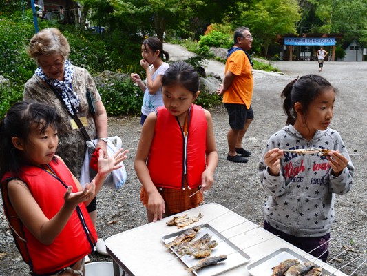 親子キャンプ(2013)魚を食べる